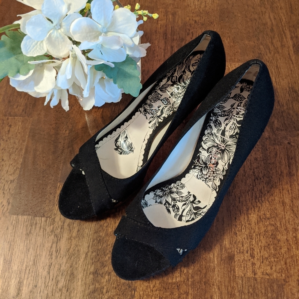 White House Black Market WHBM black heels size 8